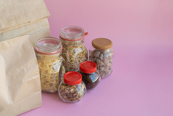 ピンクを基調とした紙袋付きの食品、寄付のコンセプト - 写真・画像