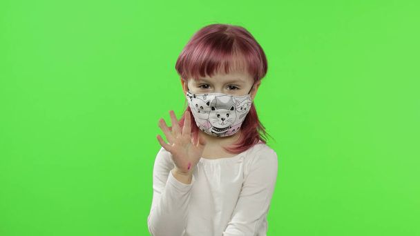 Menina em máscara facial médica. Isolamento. pandemia mundial COVID-19 coronavírus
 - Foto, Imagem