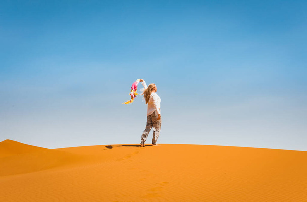 Αθλητική γυναίκα στους αμμόλοφους Merzouga της ερήμου Σαχάρα Μαρόκο - Φωτογραφία, εικόνα