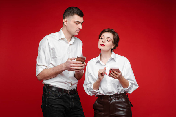 Couple amoureux communique entre eux, image isolée sur fond rouge
 - Photo, image