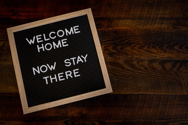 Welcome Home Now Stay There with Copy Space σε ξύλινο φόντο - Φωτογραφία, εικόνα