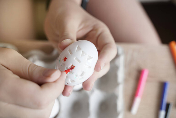 Istruzioni fotografiche passo-passo. Creare un modello usando lo stencil. Disegno su uova di Pasqua utilizzando stencil. Progetto d'arte per bambini. Concetto fai da te
. - Foto, immagini
