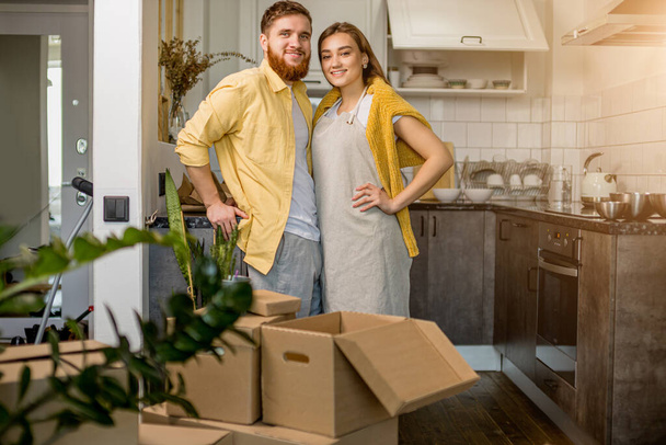jovem casal caucasiano em sua nova casa
 - Foto, Imagem
