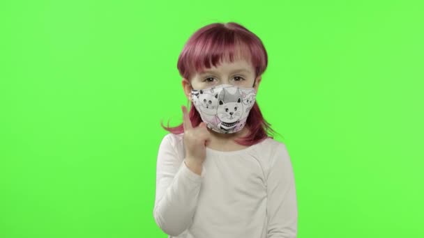 Κοριτσάκι με μάσκα προσώπου. Απομόνωση. Παγκόσμια πανδημία COVID-19 coronavirus - Πλάνα, βίντεο