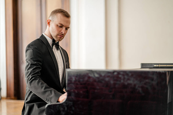 professionele pianist oefenen - Foto, afbeelding