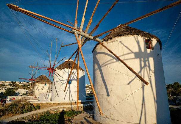 Gündoğumunda Mikonos adasında geleneksel Yunan yel değirmenleri, Kiklad, Yunanistan - Fotoğraf, Görsel