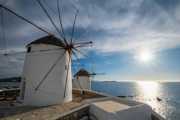 Perinteiset kreikkalaiset tuulimyllyt Mykonoksen saarella auringonnousun aikaan, Cyclades, Kreikka - Valokuva, kuva