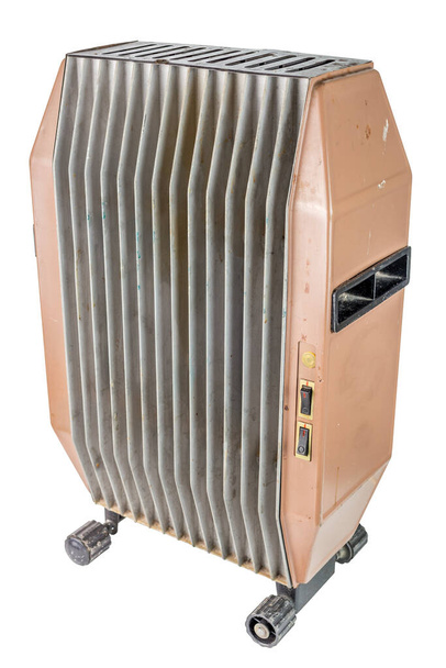 viejo calentador de aire eléctrico doméstico sucio aislado sobre fondo blanco
 - Foto, imagen