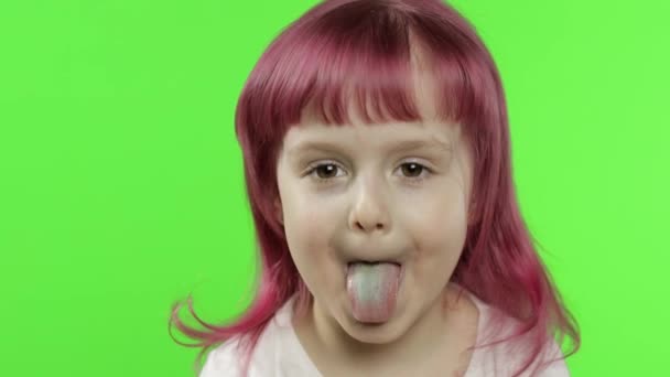 Positief meisje met roze haar emotioneel trekken gezichten en toon tong. Chroma-toets - Video