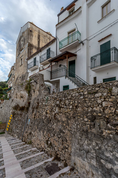 Historic town of Rodi Garganico on a rock high above the sea with narrow streets and steep stairs, Gargano Peninsula, Province of Foggia, Italy - Foto, Imagem