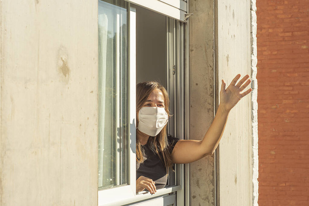 Жінка у вікнах під час карантину привітання сусіда
 - Фото, зображення
