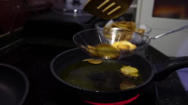 4K, Frying foods in a pan with high temperature until several bubbles appear in oil. French fries cooking. Potato lowered into boiling oil. The concept of fast food, delicious food, restaurant-Dan - Metraje, vídeo