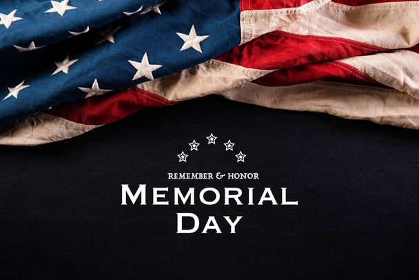 Szczęśliwego Dnia Pamięci. Amerykańskie flagi z tekstem PAMIĘTAJ & HONOR na tle tablicy. 25 maja. - Zdjęcie, obraz
