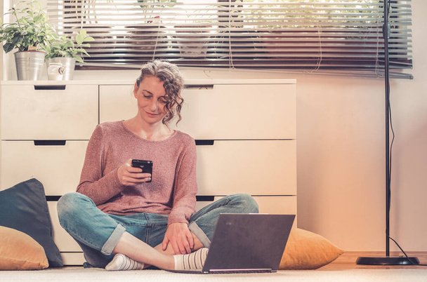 nő dolgozik vagy csevegés online neki hangulatos nappali - Fotó, kép