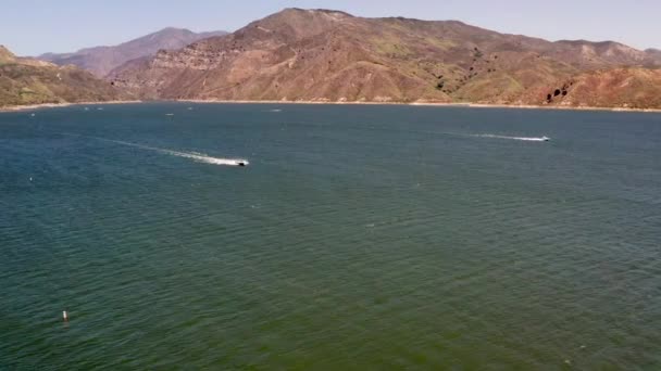 Antenne vom Piru Lake California, Schnellboote im Wasser und Berge im Hintergrund - Filmmaterial, Video