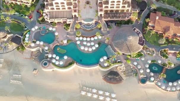 Havadan, yukarı doğru, Sheraton Otel plajı, Cabo 'daki tatil beldeleri ve binaları gösteriyor. - Video, Çekim