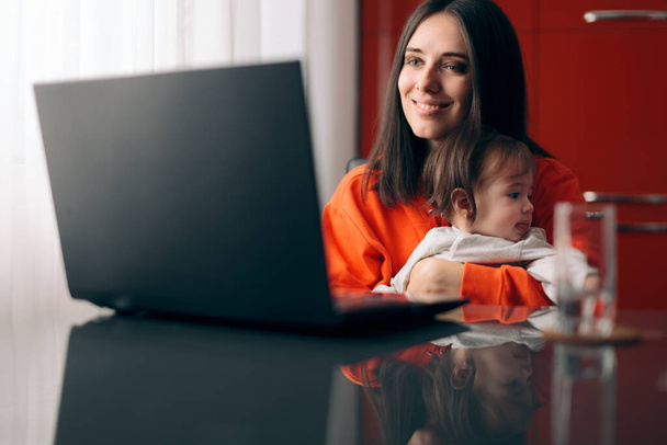 Laptopta Mutlu Anne ve Bebek İzleme Çizgifilmi - Fotoğraf, Görsel