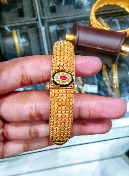 Золотой браслет в подарок на день Святого Валентина
 - Фото, изображение