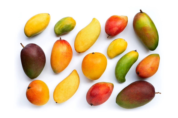 Тропічні фрукти, манго на білому тлі. Краєвид - Фото, зображення