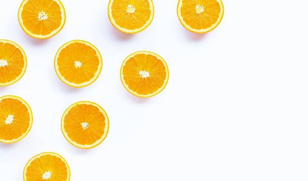 Alta vitamina C, Succosa e dolce. Frutta fresca arancione su sfondo bianco. - Foto, immagini