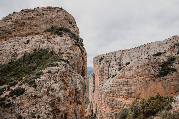 Mallos von Riglos, in Huesca, Spanien. Spektakuläre Felsformationen mit Wänden, die bis zu 275 Meter hoch reichen - Foto, Bild
