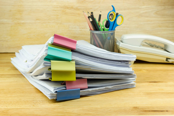 carpeta de archivos y pila de informe de negocio archivo de papel sobre la mesa en una oficina de trabajo, documento conceptual en la oficina de trabajo - Foto, imagen
