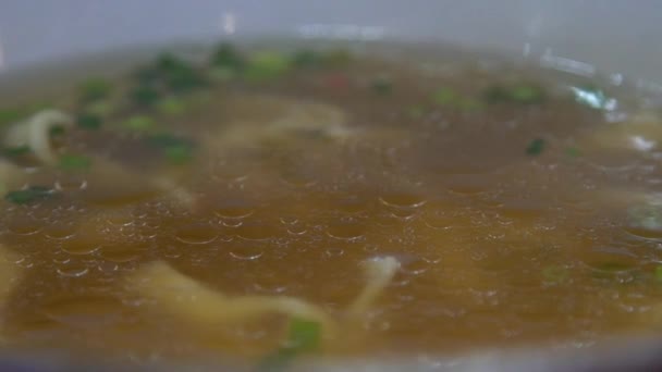 Zeitlupe einer Nudelsuppe mit Öl in einem japanischen Restaurant. Essen Sie das heiße traditionelle Essen in Japan. Asiatisches Essen zum Mittagessen in einer Bar von Okinawa-Dan - Filmmaterial, Video