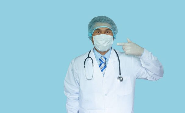Антиковидовая концепция. Азиатские врачи носят защитные маски и готовятся к операции. На синем фоне
 - Фото, изображение