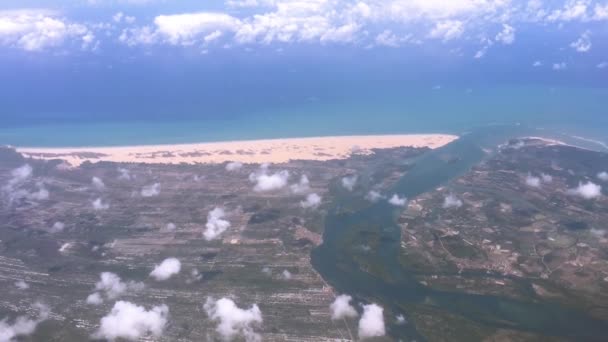 Vista aérea de la desembocadura del río So Francisco, en la frontera de los estados de Alagoas y Sergipe, en el noreste de Brasil
 - Metraje, vídeo