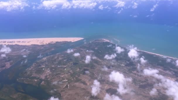 Letecký pohled na ústí řeky So Francisco, na hranici států Alagoas a Sergipe, v severovýchodní Brazílii - Záběry, video