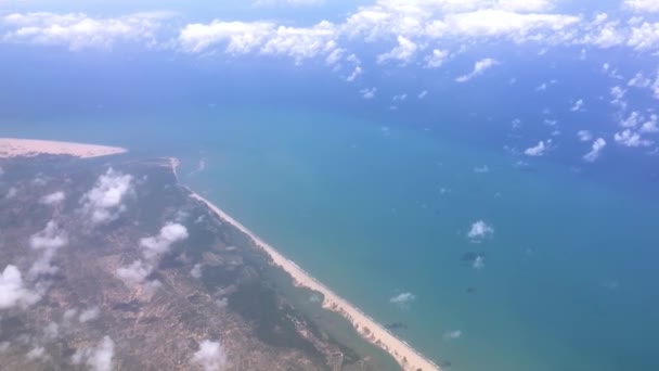 Widok z powietrza ujścia rzeki So Francisco, na granicy stanów Alagoas i Sergipe, w północno-wschodniej Brazylii - Materiał filmowy, wideo