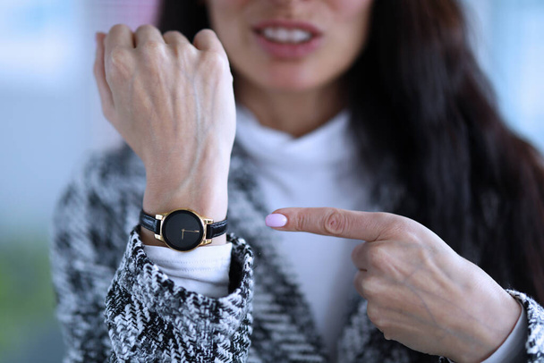 Неймовірна жінка показує час на годиннику
 - Фото, зображення