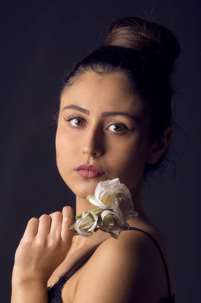 hermoso retrato de mujer joven posando con flores
 - Foto, Imagen