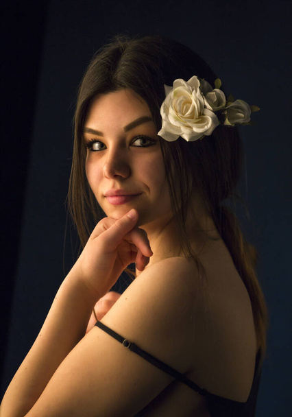 Nádherná mladá dívka s barevnými květy, studiový portrét - Fotografie, Obrázek