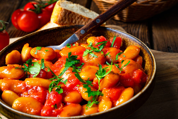 Rustic giant beans with fresh tomato sauce - Foto, Imagen