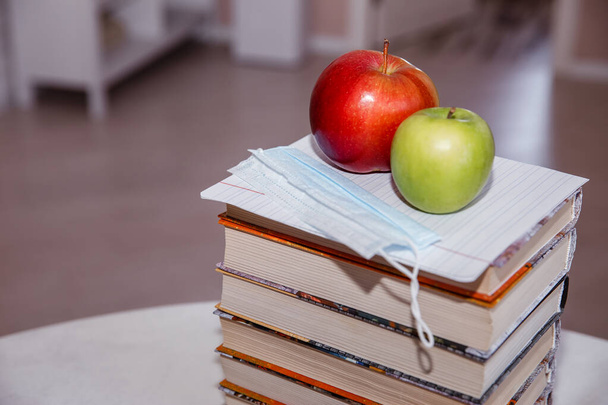 Uzaktan öğrenme. Okul. Maske. Koronavirüs. Karantinaya alındı. Ders kitapları. elmalar - Fotoğraf, Görsel
