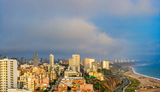 Costa de Lima, no Peru, no Oceano Pacífico
 - Foto, Imagem