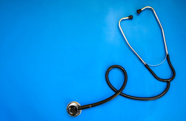 Stetoskop a medicína na modrém pozadí, lékařské a zdravotní koncepce - Fotografie, Obrázek