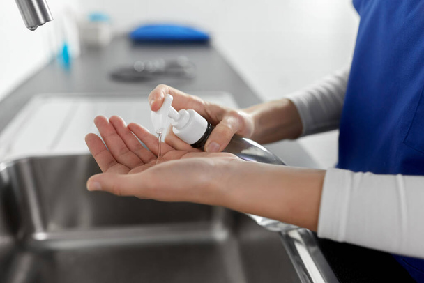 医師や看護師が液体石鹸で手を洗う - 写真・画像