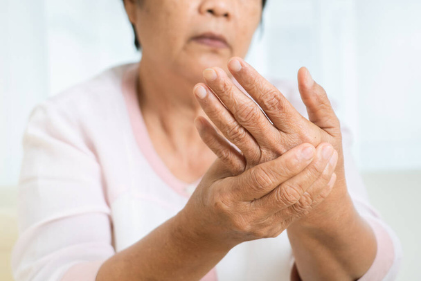 ручний біль старої жінки, проблема охорони здоров'я старшої концепції
 - Фото, зображення