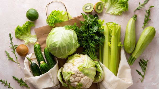 Покупка здоровой зеленой пищи. Мешок для покупок с видом на здоровую пищу
 - Фото, изображение