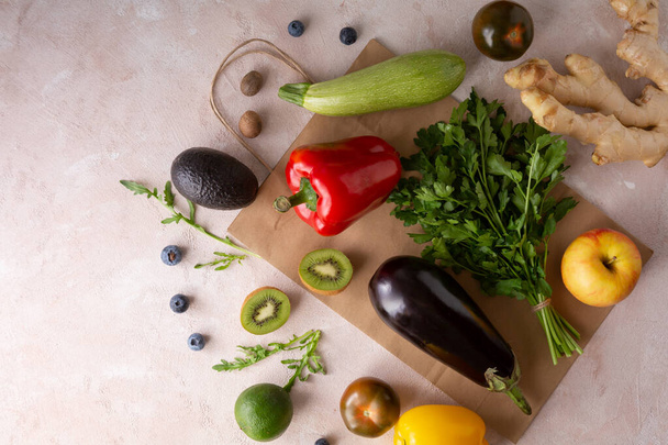 Achetez des aliments sains pour la cuisine maison. Sac à provisions en papier avec légumes
  - Photo, image