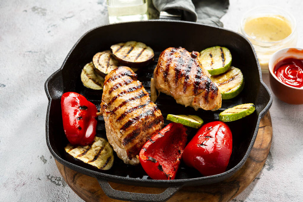 Grilled chicken and vegetables on pan - Photo, Image