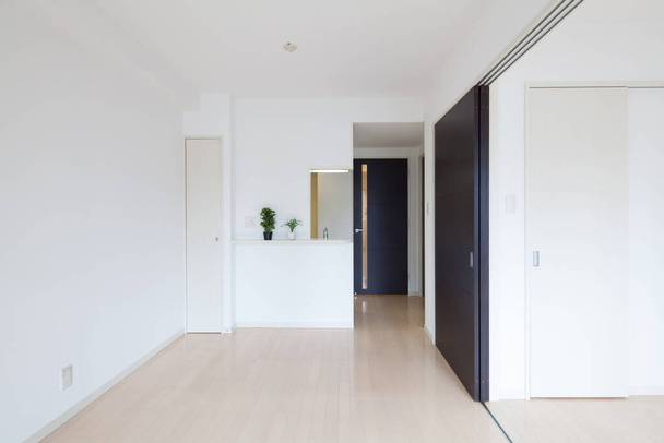 Una cocina luminosa y limpia en una habitación de apartamento en tonos blancos
 - Foto, Imagen
