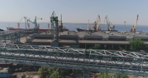 Karmoló szállítószalagok a kikötőben közelkép, gabonaszállítás szállítószalaggal - Felvétel, videó