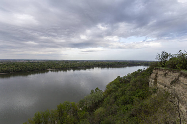 Pohled na řeku Dunaj z útesu v maďarském Erdu. - Fotografie, Obrázek