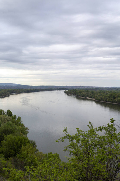 Pohled na řeku Dunaj z útesu v maďarském Erdu. - Fotografie, Obrázek