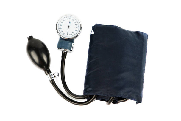Blutdruckmessgerät und Phonendoskop isoliert auf weißem Hintergrund. - Foto, Bild