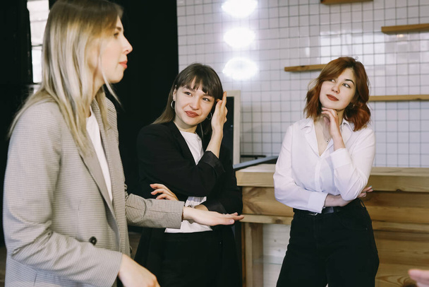 Skupina podnikatelů na schůzce stojící v kanceláři - Fotografie, Obrázek