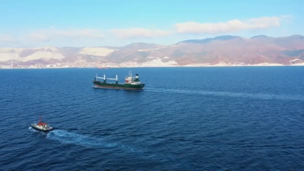 Αεροφωτογραφία μεγάλων και μικρών πλοίων που πλέουν δια θαλάσσης, πλωτές μεταφορές - Πλάνα, βίντεο